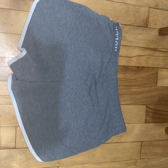 high rise comfy hollister shorts - Picture 2 of 5